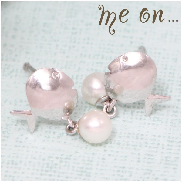 me on... K14ホワイトゴールドパールフィッシュモチーフピアス