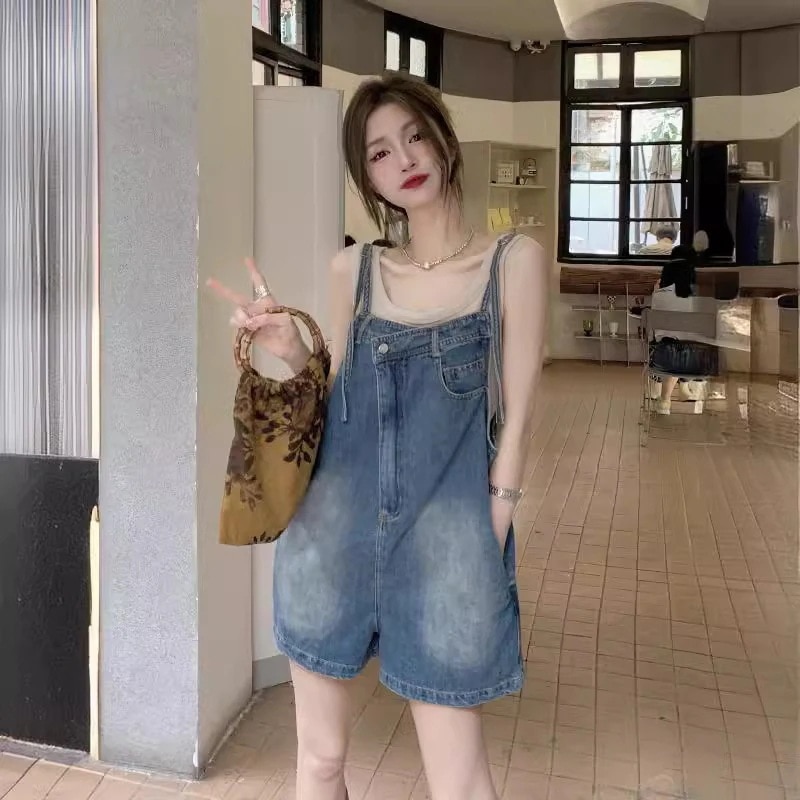 夏の女性用の不規則なレトロブルーデニムオーバーオールゆったりとスリムなハイウエストストレートワイドレッグショーツデザイン