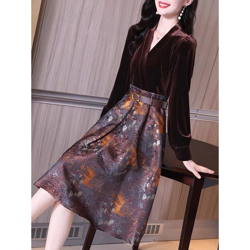 秋冬の新作婦人服気質ネックベルベットのパッチワークワンピースウエストを収めたスリムな字のスカート 4,843円