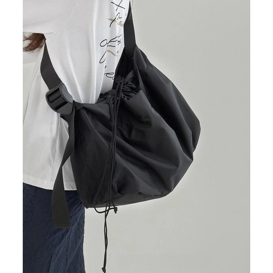 【急速出荷!】韓国人気 ショルダーバッグ 大容量 ナイロン鞄 黒