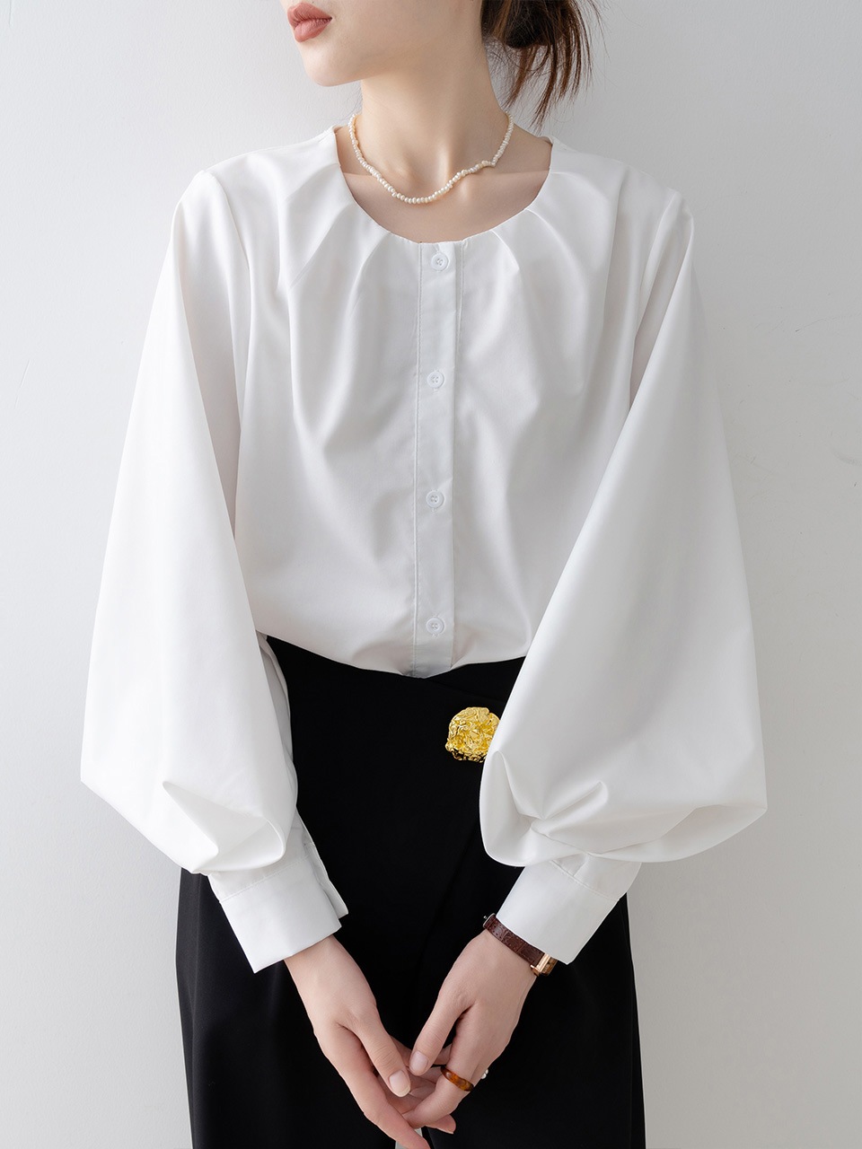 【1点ご購入 で10点プレゼントいたします】丸首長袖白シャツ女2025早秋パフスリーブシャツ初秋に高級感のあるトップスを着る