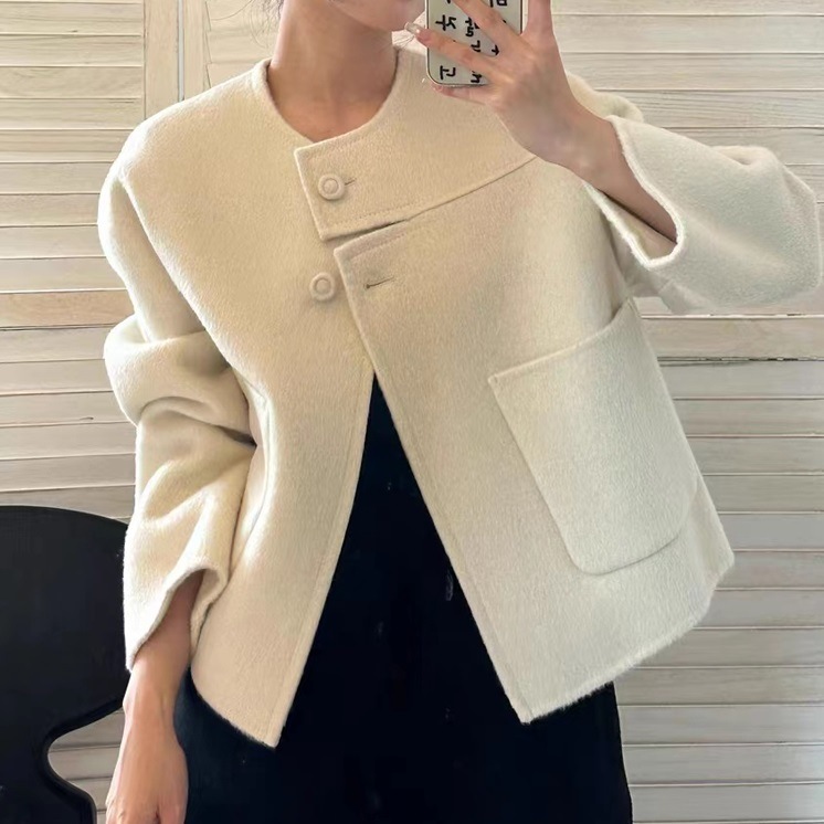 レディース ジャケット アウター 上着 羽織 前開き ノーカラージャケット 長袖 萌袖 クルーネック 襟なし ノーカラー ワイド ストレート Iライン スマート フェミニン ポケット 2way ボタン