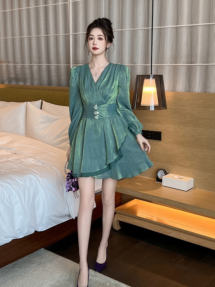 【JY.上品】 2025秋冬新品 キラキラ グリーン ショート フリル vネック ドレス パーティー キャバ 大人 同窓会 披露宴 卒業式 結婚式 演奏会 ウェディング 二次会 メガ割