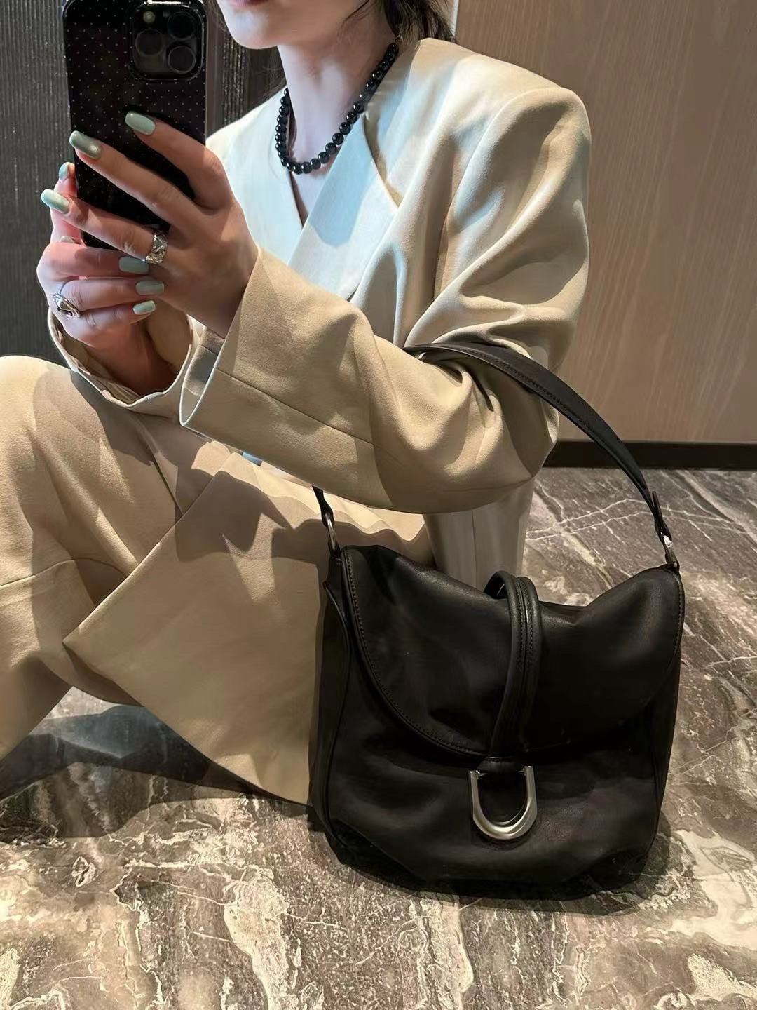 ブラック·ボールド·バックル·バッグ