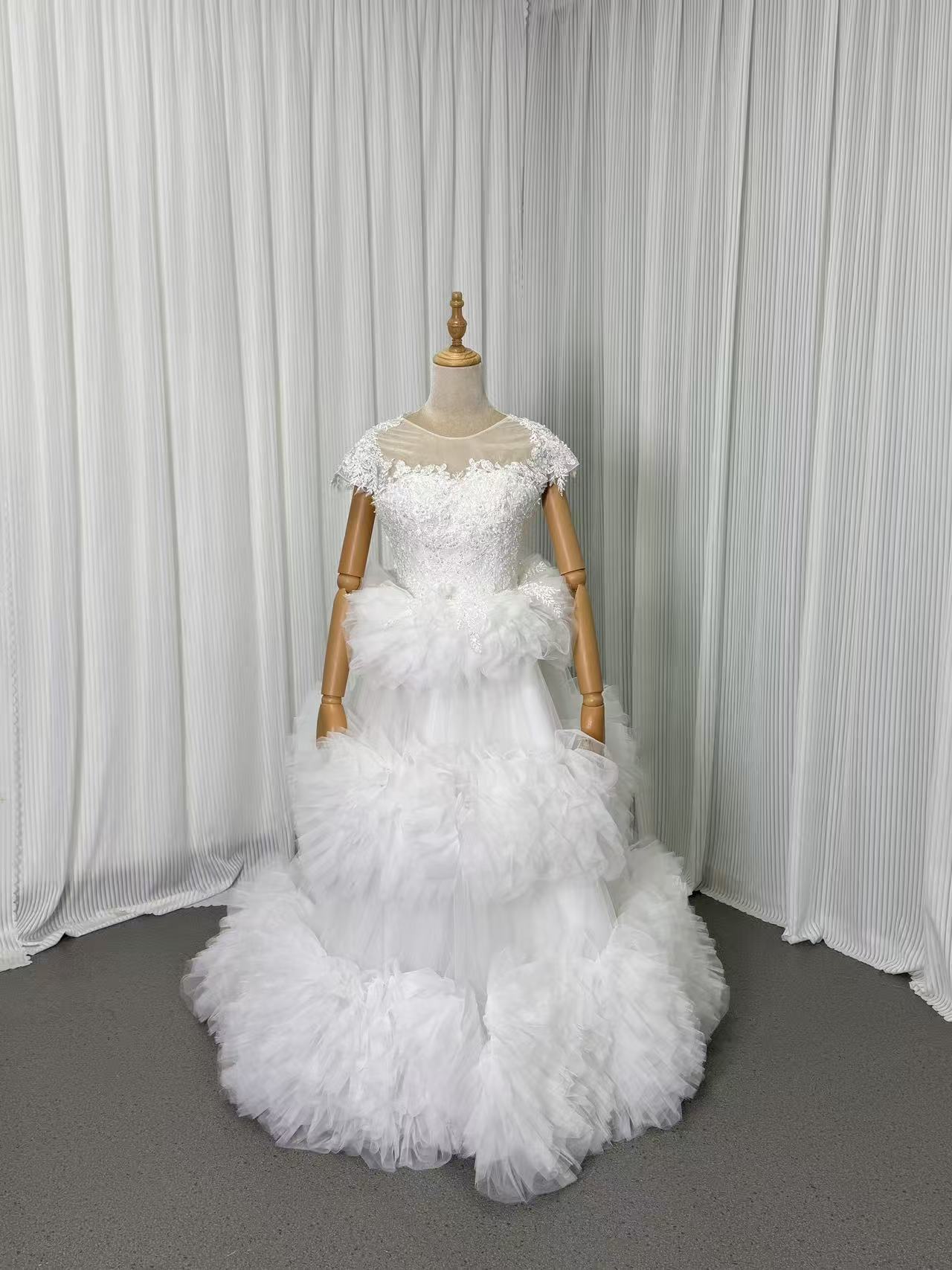 ウエディングドレス オフホワイト 短袖 繊細なレース ボリュームドレス ラウンドネック ロング 結婚式