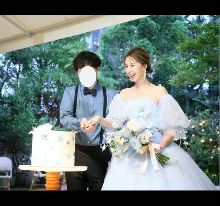 実例写真！ カラードレス 爽やかで優しいブルー パフスリーブ シークインチュール 華やかなトレーン 編み上げ 結婚式