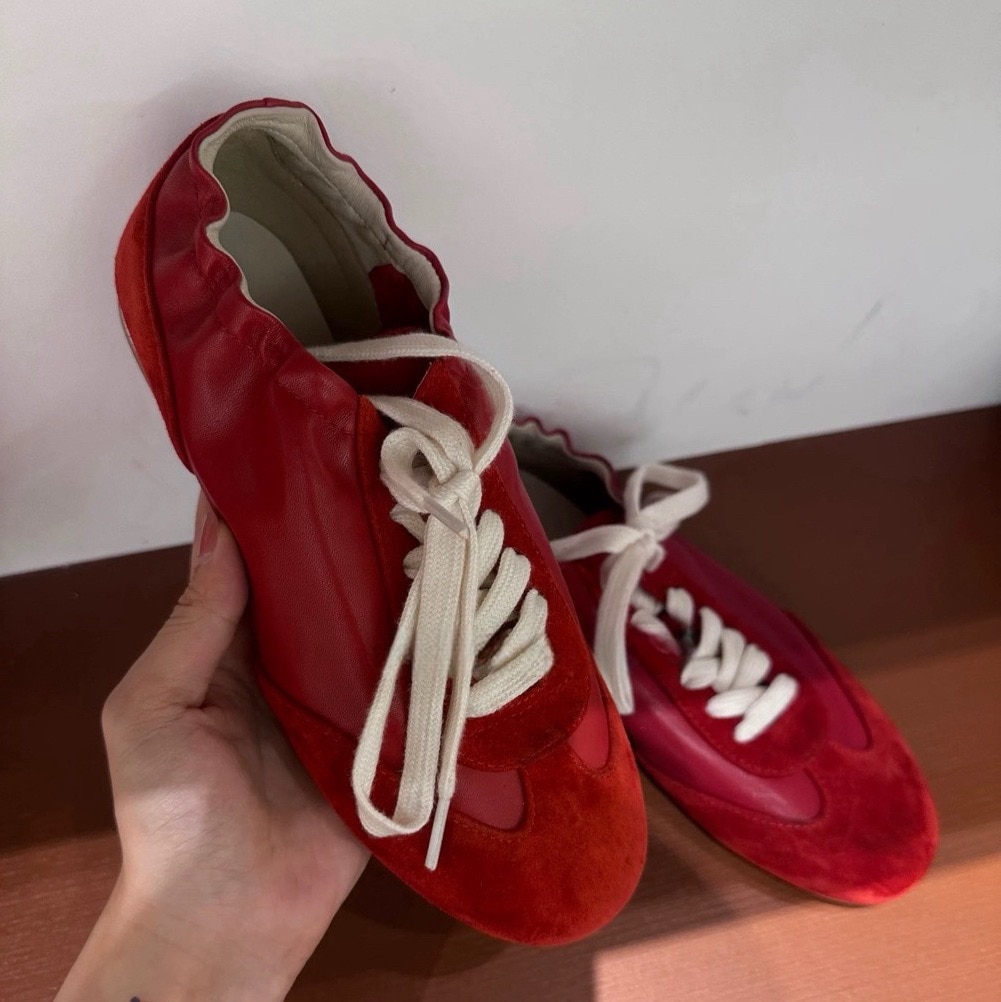 シープスキンバージョンカジュアルで快適な弾性バンドフラットレースアップデクサンシューズの韓国バージョン女性用2025新しいスポーツフォレストガンプシューズ