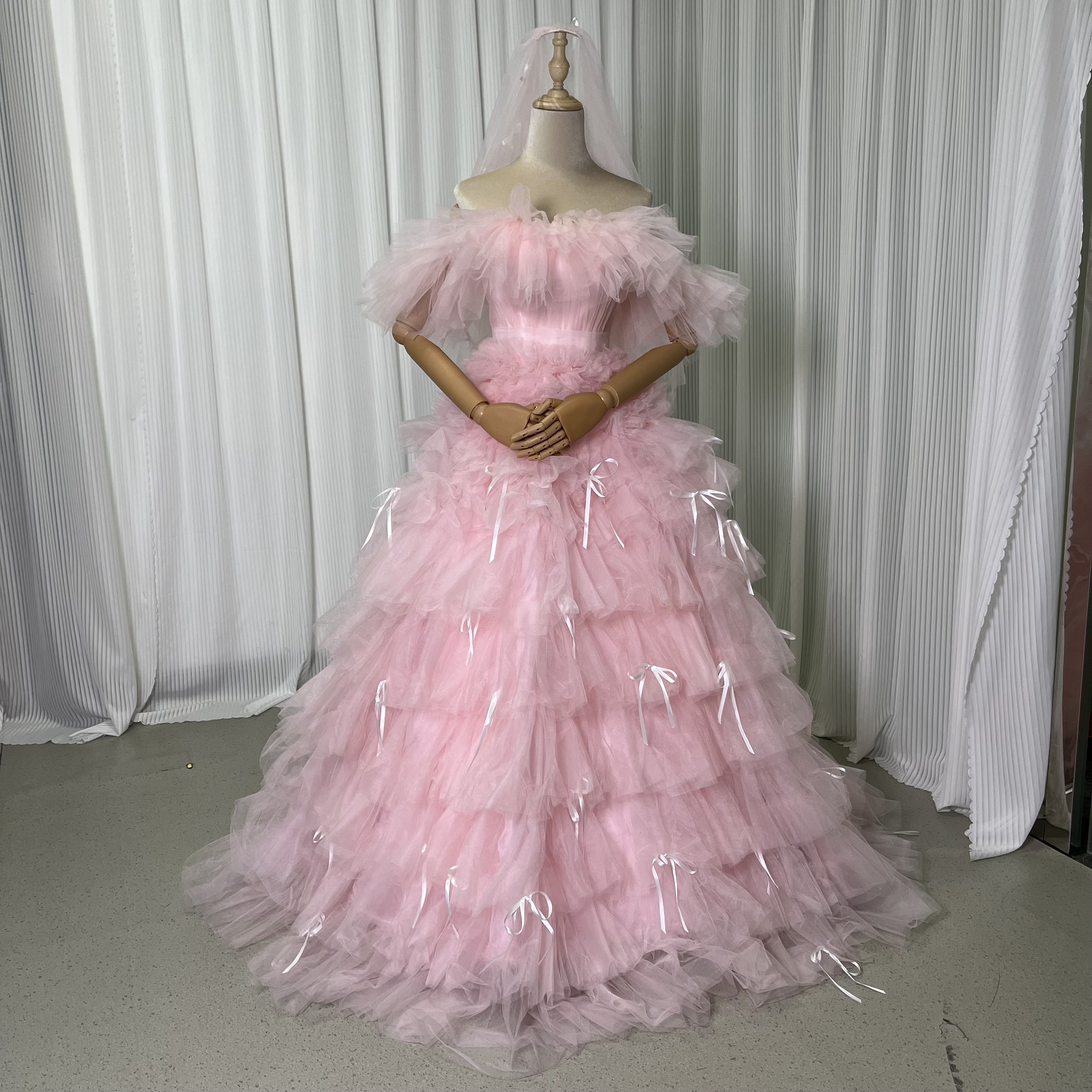 カラードレス ピンク リボン ショートベール 可愛い オフショルダー 柔らかく重ねたチュールスカート 花嫁