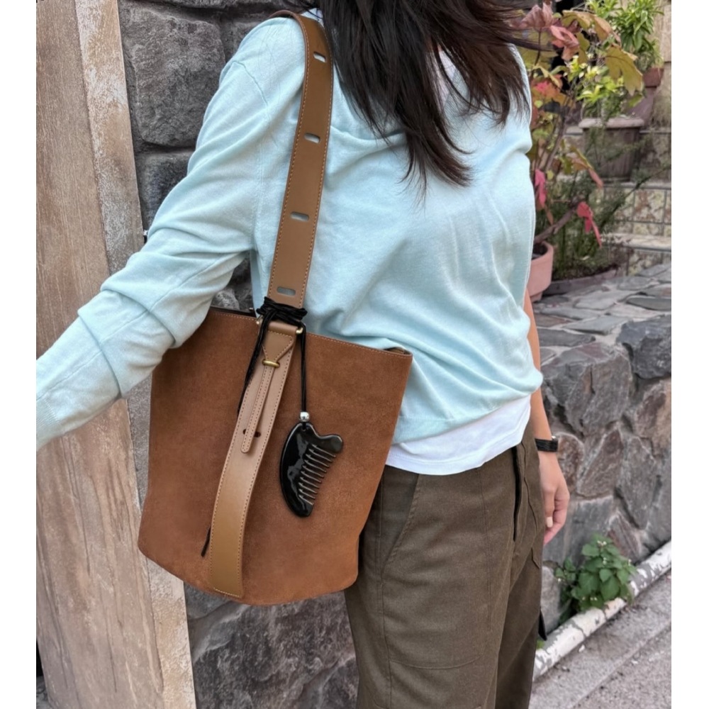 Eunice [Eunice] 牛革スエードショルダーバッグポーチ付きバックパックラージバッグバックパックバッグ円筒形ショルダーバッグトートバッグ長さ調節可能おむつバッグ高品質オールシーズン春秋冬ブラ