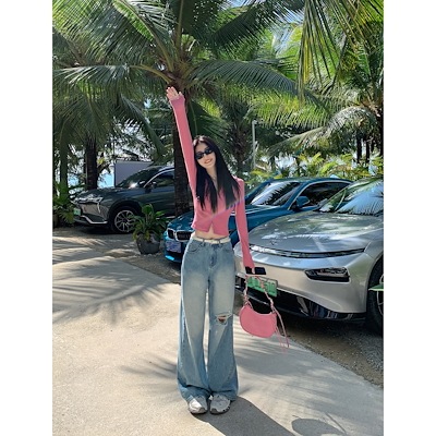 青い穴を割ったジーパンの女性は復古して古いゆったりした筒の広い足のズボンの高い腰の垂直感をしてズボンを引きずります