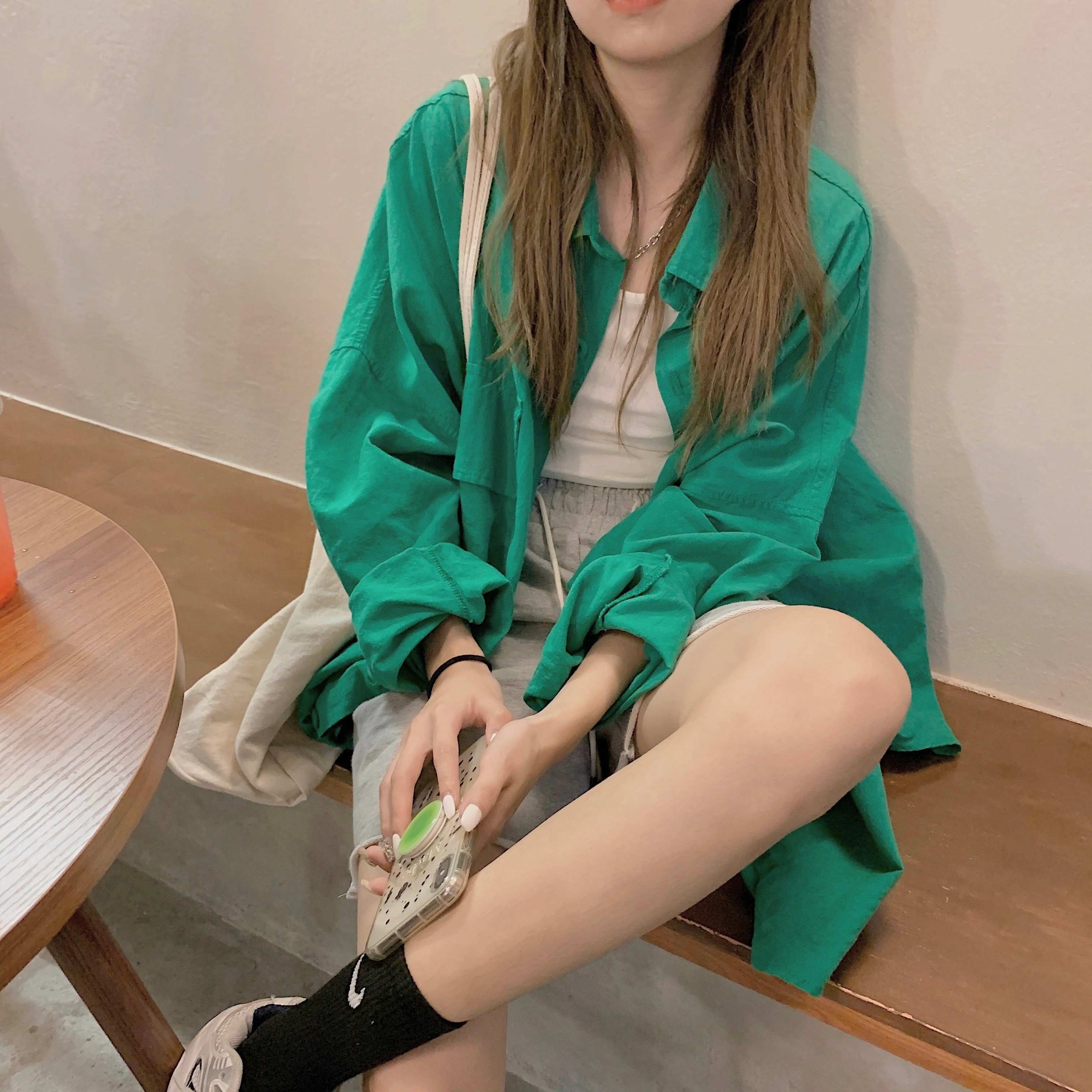 カラバリ 長袖 ルーズ シャツ トップス 白シャツ 白トップス ミディアム丈 袖あり ドロップショルダー 襟付き ポケット 前開き かわいい 大人可愛い シンプル カジュアル 大人 おしゃれ お洒落