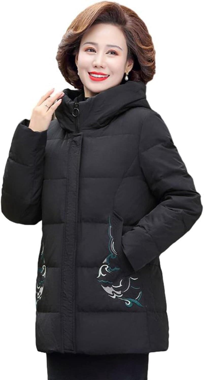 中綿 ダウンジャケット レディース シニア 高齢者 中綿ダウンコート ミドル丈 フード 刺繍 冬用アウター 厚手 防寒着 冬物 両側ポケット オシャレ 中高年 着痩せ 40代50代60代70代