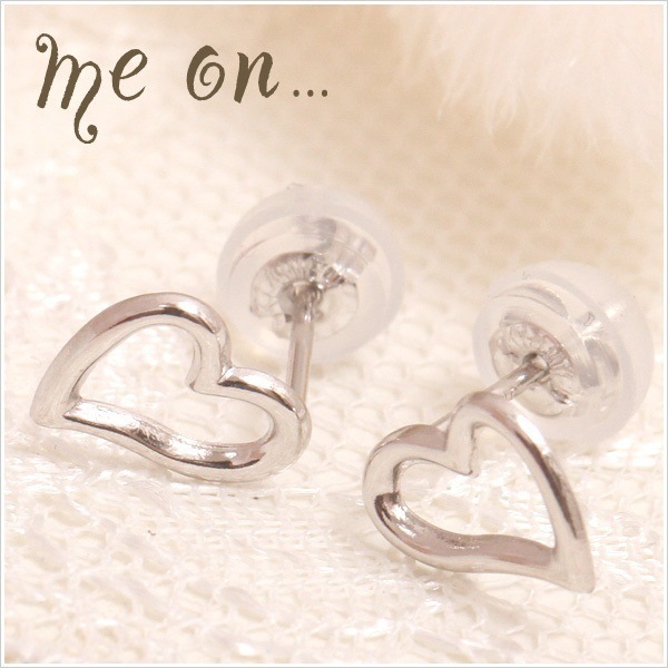 me on... K10ホワイトゴールド手書きっぽく描かれたキュートなオープンハートモチーフピアス