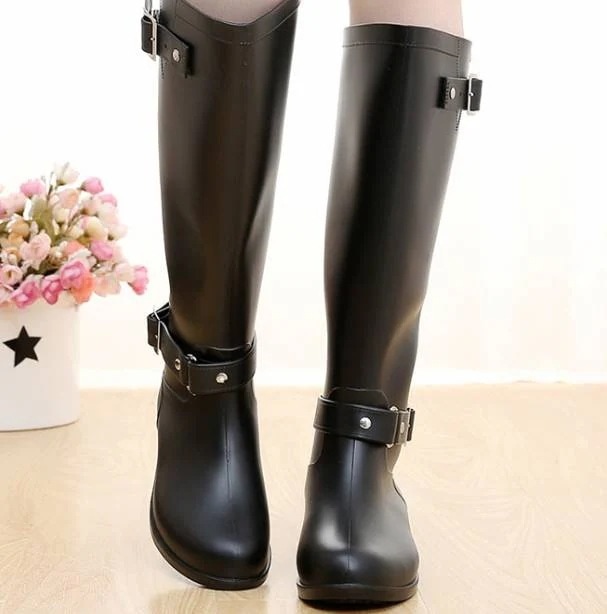 ブーツブーティーレインブーツ軽量 防水 梅雨対策はお早めに 限定セール ローヒール ロングブーツ バックジップ レインブーツ ファスナー ベルト飾り エンジニア レディース 長靴 ロング