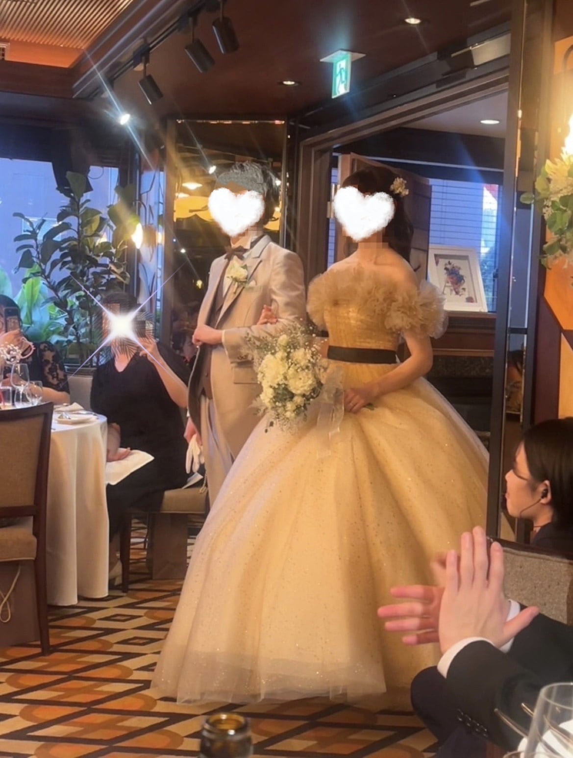 実例写真！シャンパン色 カラードレス オフショルダー キラキラチュール サッシュベルト 披露宴