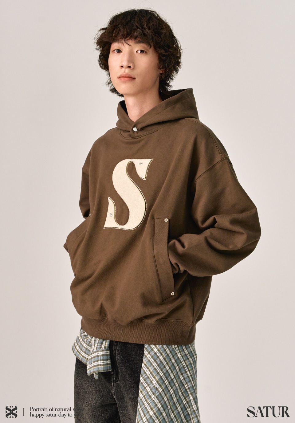 【SATUR】 RIVET APPLIQUE POCKET LOGO HOODIE : BROWN SUGAR