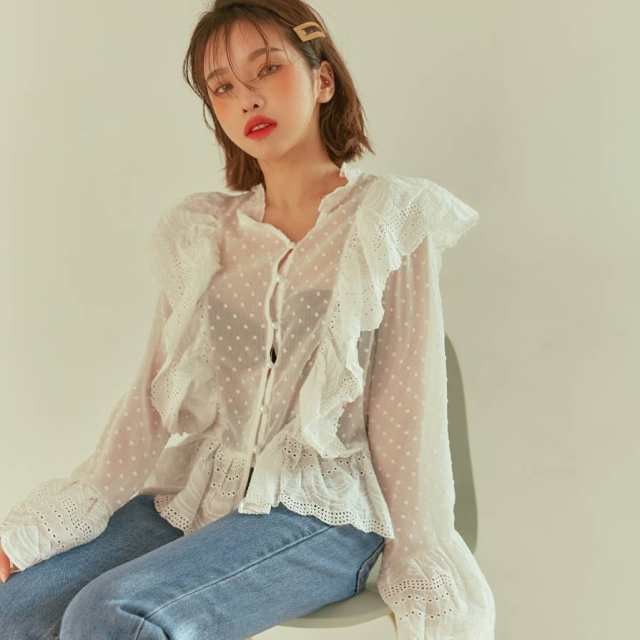 春 おススメ！ パンチングレース ブラウス 爽やか ベルスリーブ フリル Vネック 可愛い 長袖 エレガント フェミニン おしゃれ トップ 6,888円