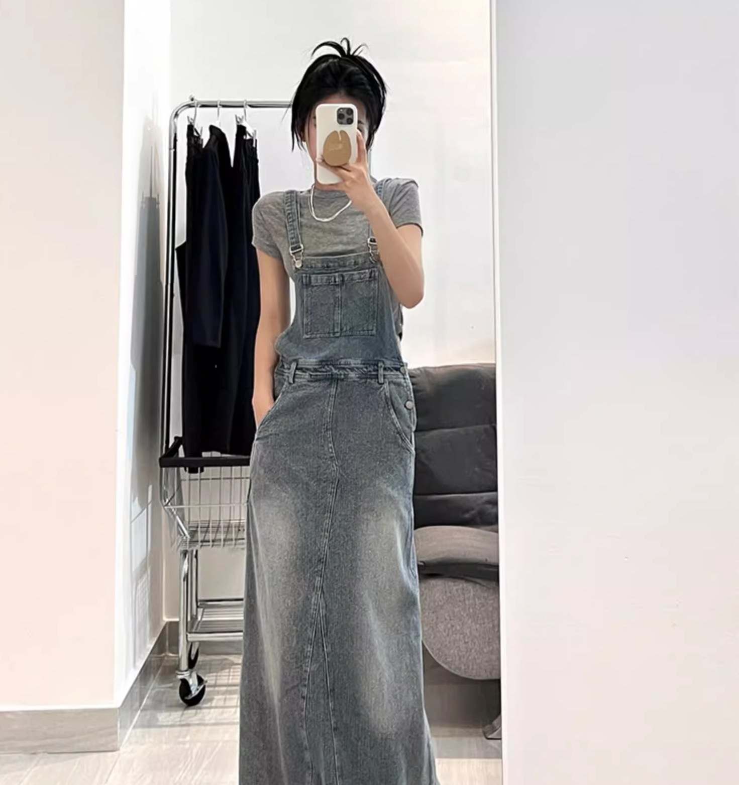 ワンピース オールインワン サロペット デニムワンピース 膝丈 ひざ丈 膝下 ミモレ ミモレ丈 セミフレア Aライン デニム ブルーデニム 大人可愛い シンプル カジュアル 大人女子 こなれ感