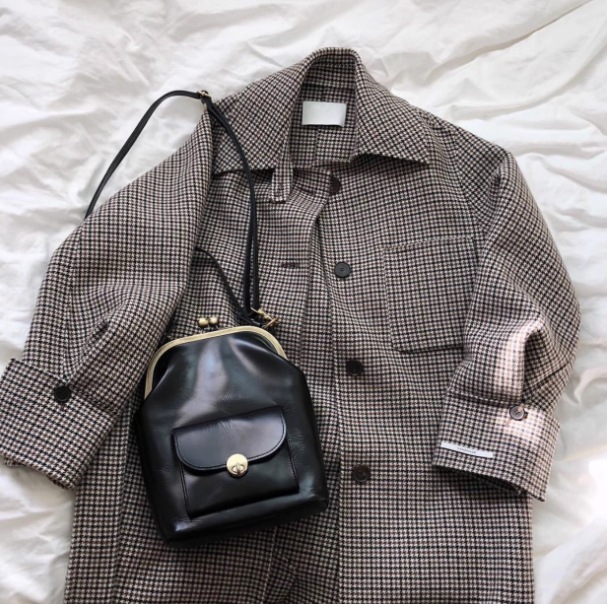 バッグ カバン レディース ショルダー ハンドバッグ 斜めがけ 肩がけ 手持ち 2WAY 多機能 コンパクト 調整可能 スクエア 四角 がま口 革 レザー PU かわいい 大人可愛い きれいめ