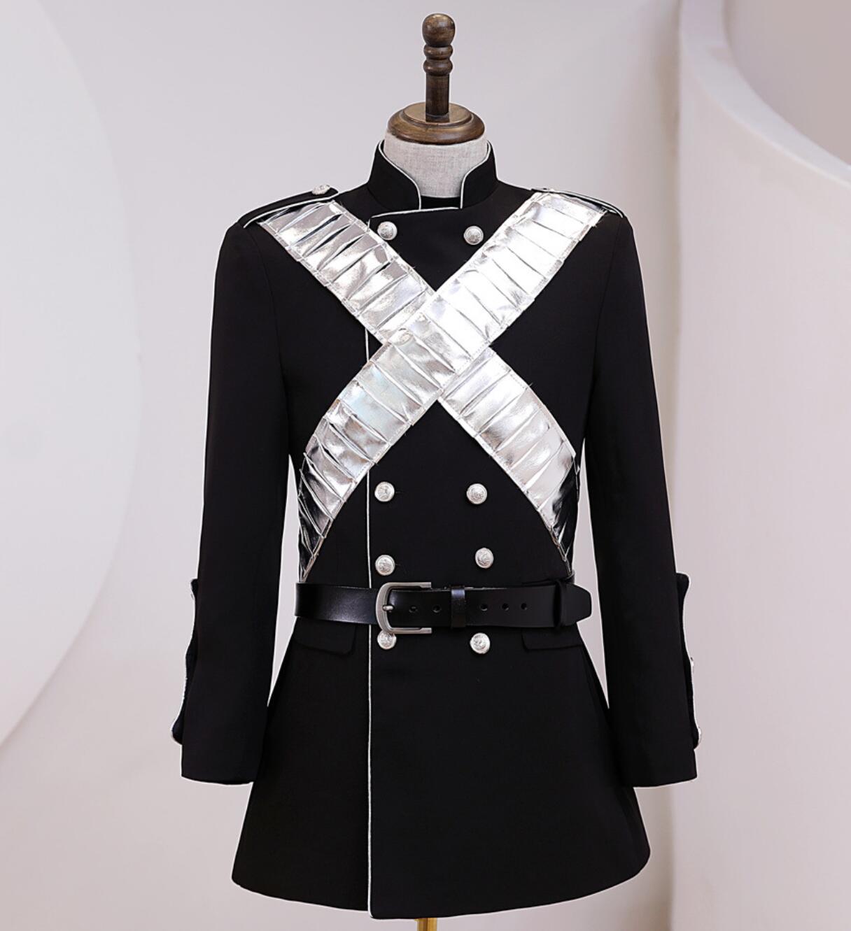 ステージ 衣装 メンズ 欧風 中世期 宮廷 ジャケット 長袖 ミドル丈 ダブルボタン ベルト付 2本斜めのシルバーのサッシュ付き 黒 立ち襟 スタンドカラー王子様 貴族 兵隊 礼服 制服 パンク ジャ