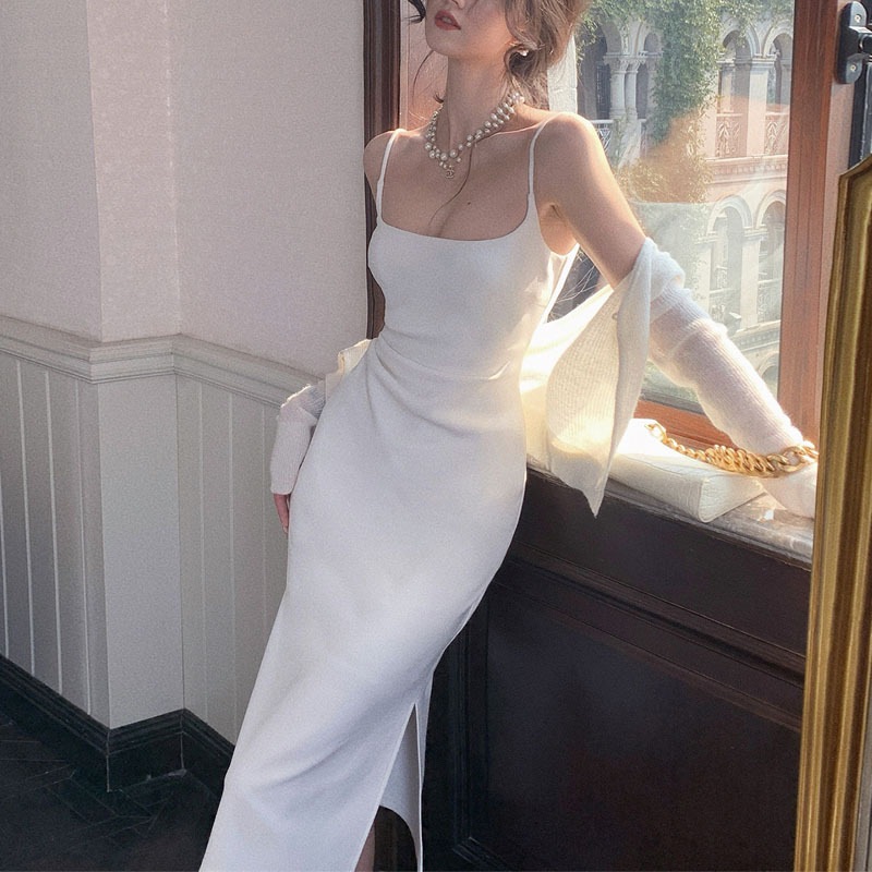 白いストラップワンピースの女性から春の新しい茶休高級感のあるロングスカートを開く