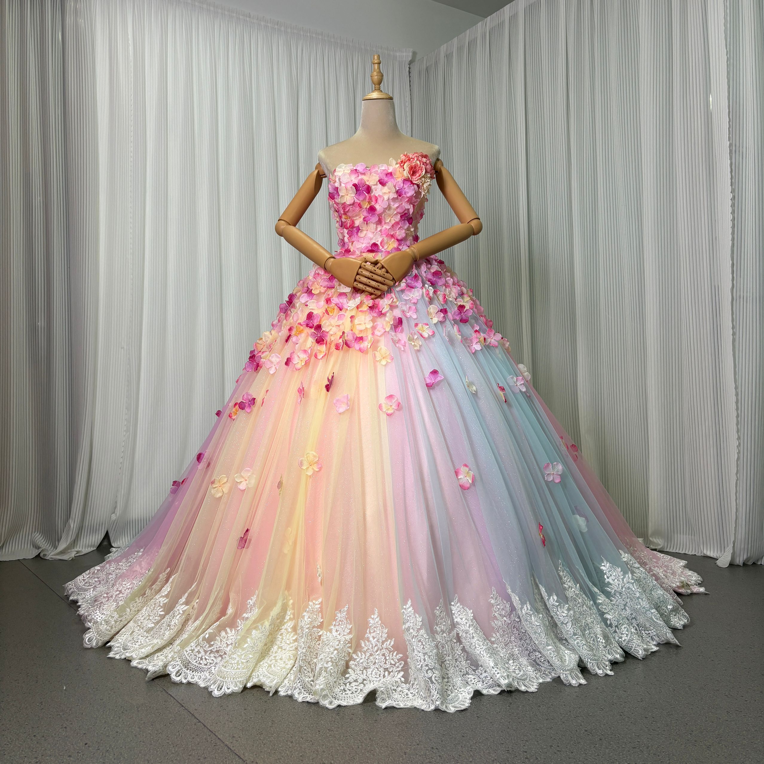 カラードレス レインボー 花モチーフ キラキラチュール 立体レース刺繍 裾に繊細レースをあしらった 結婚式