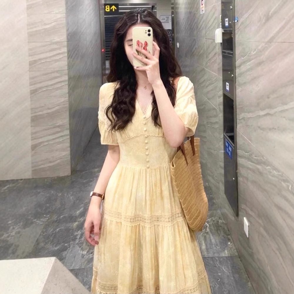 フレンチスタイルのVネック黄色バブルスリーブワンピース女性用夏季2025新作気質ウエスト絞りドレス