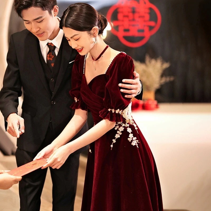 トーストスーツ花嫁 2024 バーガンディベルベットの気質結婚式帰りイブニングドレス秋と夏女性