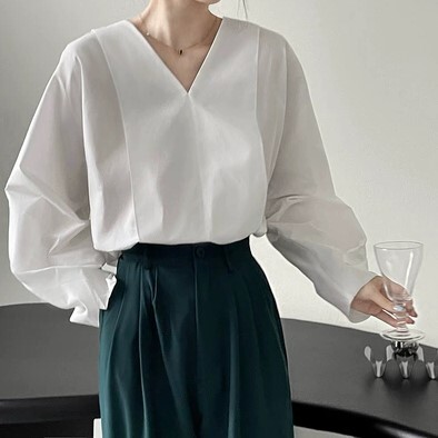 トップス シャツ 白シャツ ハリ Vネック 袖あり 長袖 襟なし ワイド 綿 薄手 かわいい 可愛い きれいめ シンプル 大人 上品 おしゃれ お洒落 かっこいい 大人可愛い 大人女子 こなれ感 4,858円