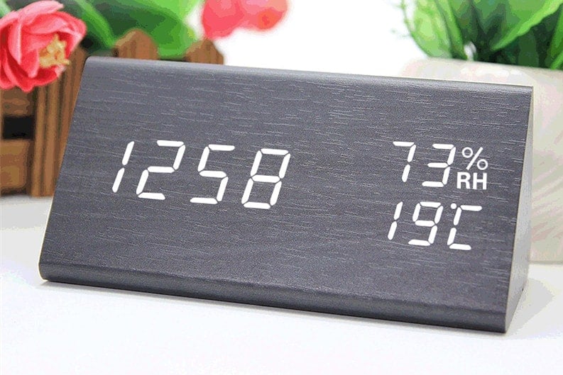 【送料無料】木目柄 LED デジタル時計 置時計 置き時計 目覚まし時計 卓上 湿度 USB アラーム機能 平日アラーム カレンダー おしゃれzkw1156413039