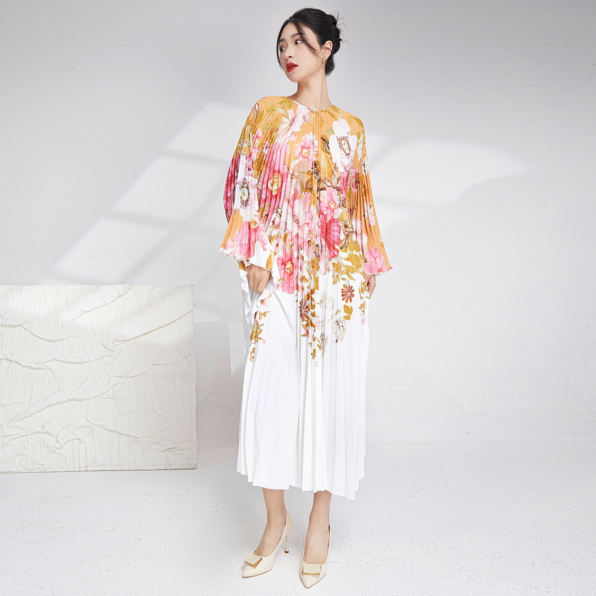 高貴な気質の優雅な婦人服のプリントのしわのワンピースの女性のゆったりしている不規則なコウモリの袖のドレスのロングスカート