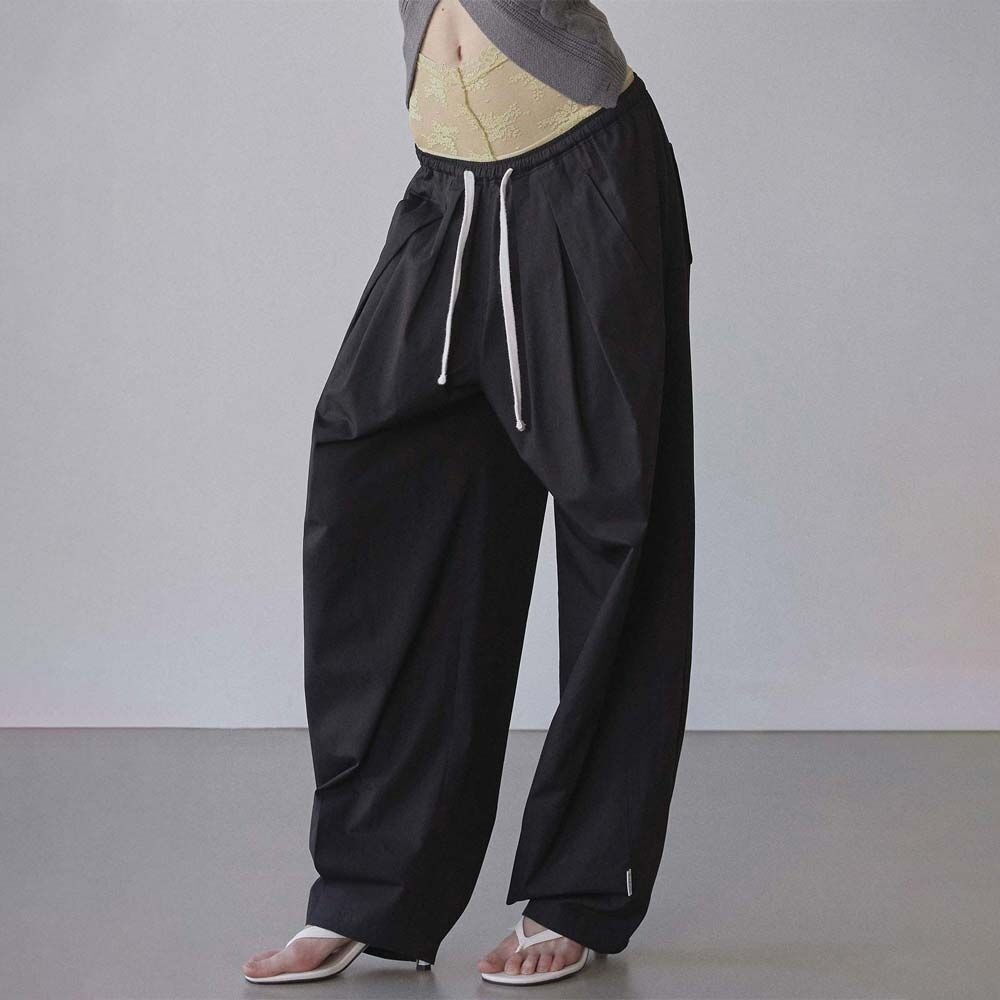スカルプターベッドトゥゴーピンタックパンツブラック