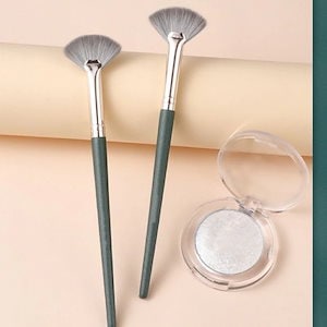 【人気商品】メイクブラシ 扇形のハイライトブラシの扇子が柔らかい美容ブラシの立体的なセットを持っています メイクブラシ