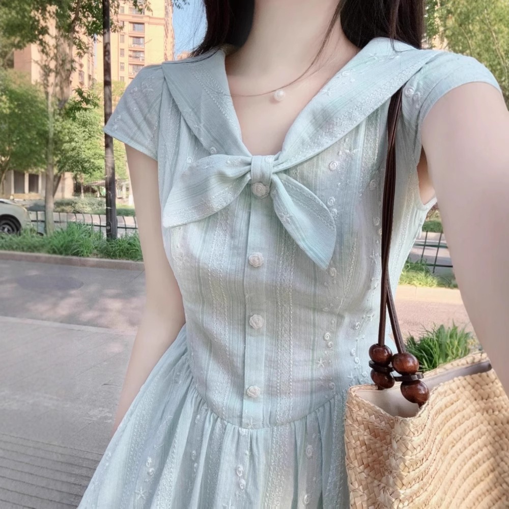 夏にぴったりの美しい小さなドレスシンプルで上品独特で美しいウエストを絞った青いワンピース女性用