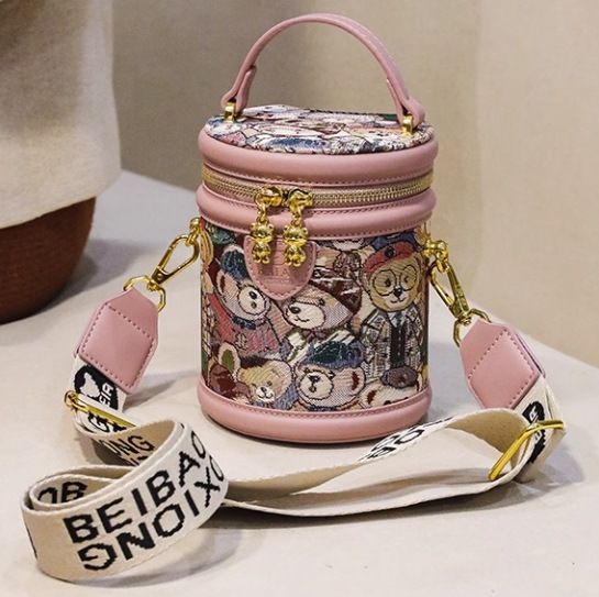 バッグ カバン レディース ショルダー 斜めがけ 肩がけ ポシェット ミニバッグ ミニ 小さい 多収納 便利 コンパクト 軽量 自立 ベルト チャーム ファスナー 筒型 厚手 フェイクレザー かわいい