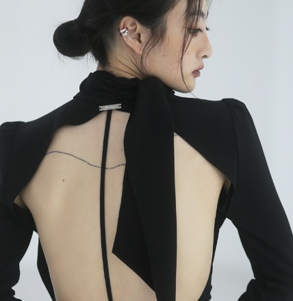 個性的 ワンピース ドレス タイトワンピース ロング ロング丈 袖あり 長袖 フレアスリーブ ハイネック スリム タイト 細身 リボン サイドスリット バックシャン バックコンシャス 大人 上品