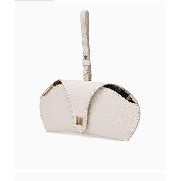 AK Bundang店 おすすめギフト アイボリー DDロゴ レザーケース兼チャーム