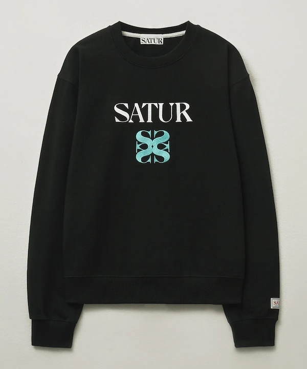 【10/20 23:59までの販売】SATUR ロゴプリントトレーナー Qoo10 SATUR CLASSIC LOGO ロゴ 長袖 ラ