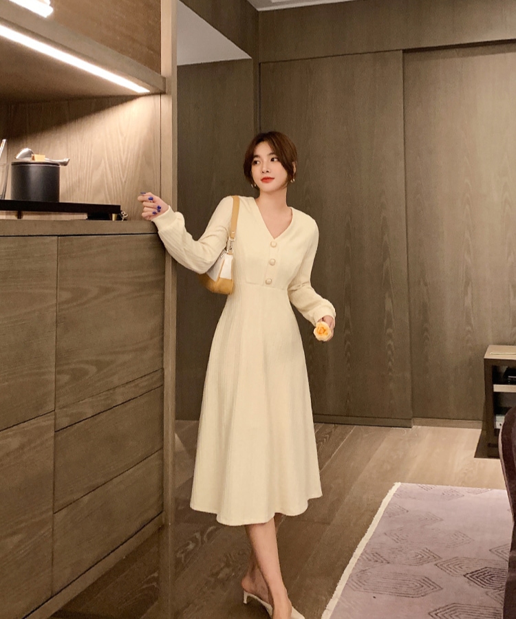 ワンピース フレアワンピース ワンピドレス ドレス 膝下 ミモレ ミモレ丈 7分丈 ミディアム丈 袖あり 長袖 Vネック フレア Aライン ひらひら ヒラヒラ ボタン かわいい 大人可愛い きれいめ