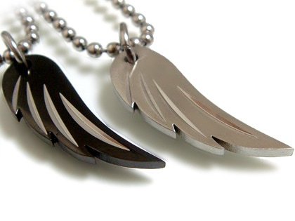 ステンレスアクセサリー永遠の愛を刻む！ペア刻みブラック天使の羽ステンレスペンダント/ブラック＆スチー