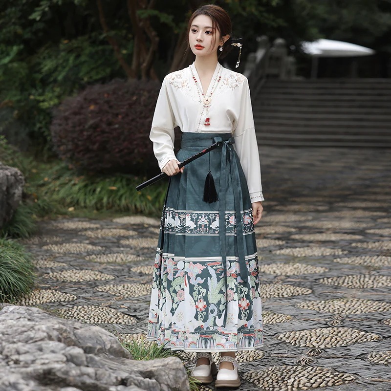 ワンピースドレスドレス女性向けの新しい風のハンフースーツ2025年春と夏の毎日の通勤馬の顔のスカート