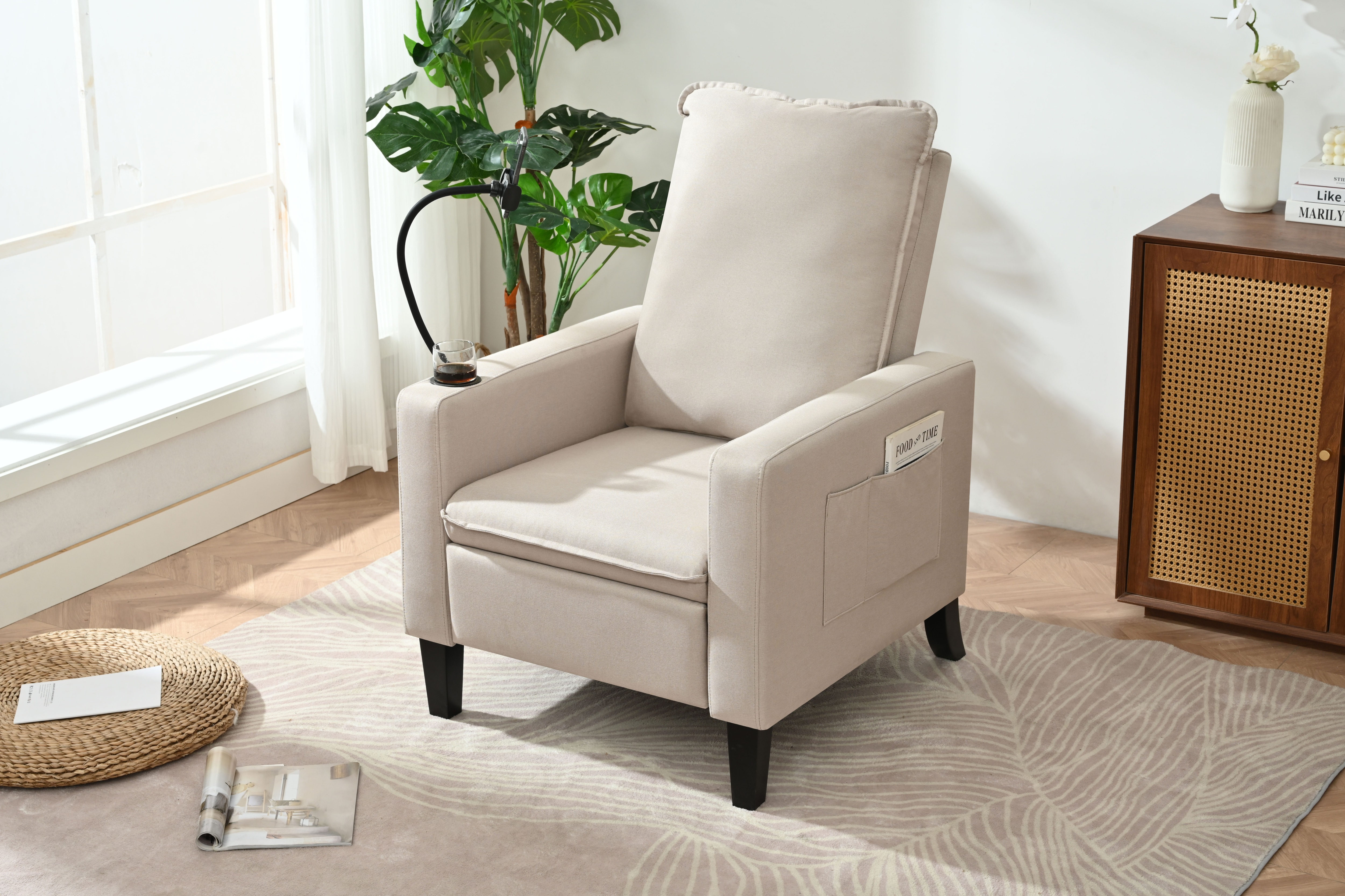 【国内出荷】大人のためのリクライニングチェア携帯電話ホルダー＆カップホルダー付き調節可能なリクライニングソファリビングルームベッドルームのためのモダンなリクライニングチェア布プッシュバックリクラ