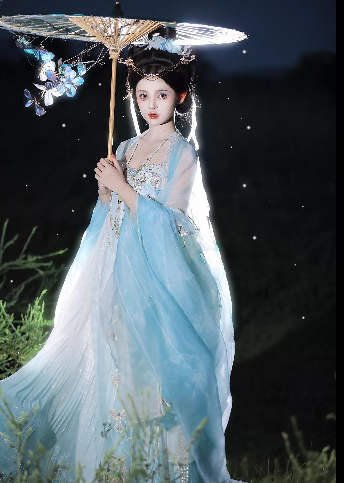 水色 お姫系 漢服 4点セット 振袖の羽織2点 お花 蝶々 モチーフ ふんわり 華やか 中国古代 宮廷 お姫様 皇后 貴妃 チャイナ服 中華コスプレ衣裳 春夏向け 中華衣装 唐朝 中華ドラマ 時代劇