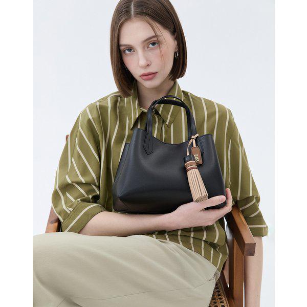 [25SS] [定番商品] ブラックタッセル装飾 牛革トートバッグ WCBA5E366BK