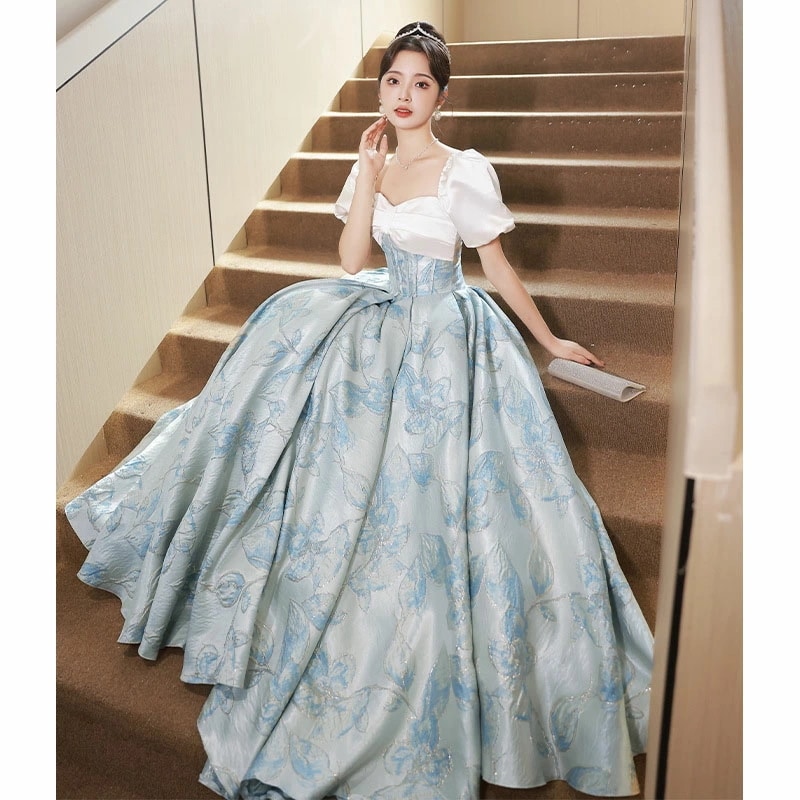 イブニングドレス ブルー 白 サテン ドレス 発表会ドレス ロングドレス 花柄 オシャレ 高級感 演奏会ドレス コンサート コンクール コンテスト パーティードレス 水色 パフスリーブ プリンセス風