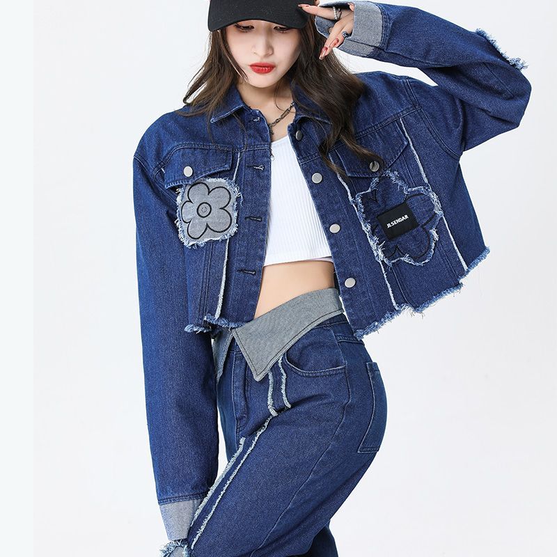 女子用の用のトレンドアイテムジーンズ ジャケットテーマは小さな花柄で短丈でウォッシュダメージボリューム感のあるヘムが特徴