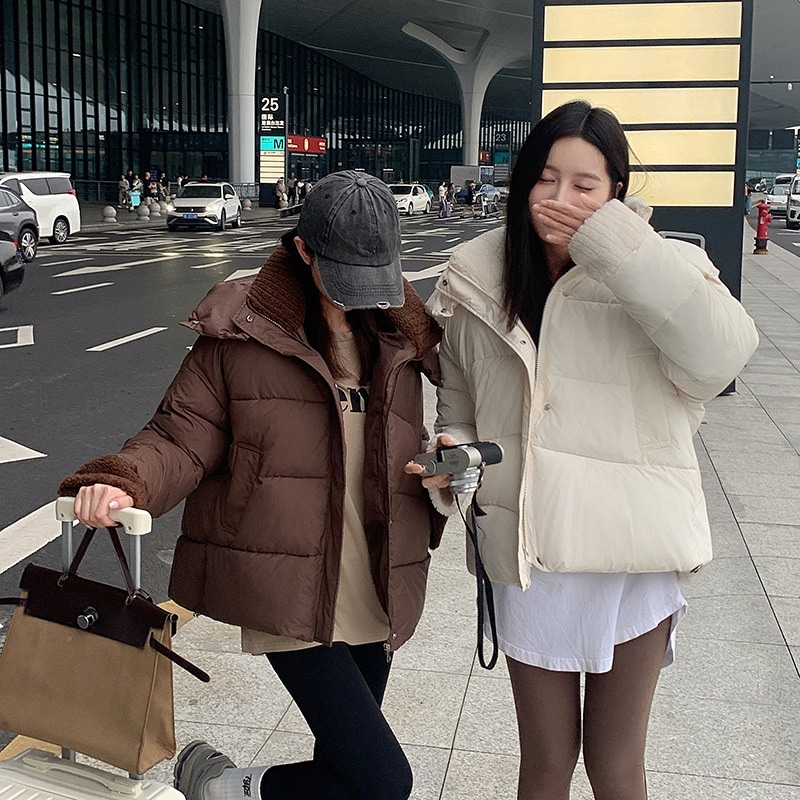 女性のショート綿パッドジャケット 2024 冬の新しい韓国スタイルヨーロッパとアメリカンスタイルのスプライスダウン綿パッドジャケット女性のための厚い綿パッドジャケットトレンディ