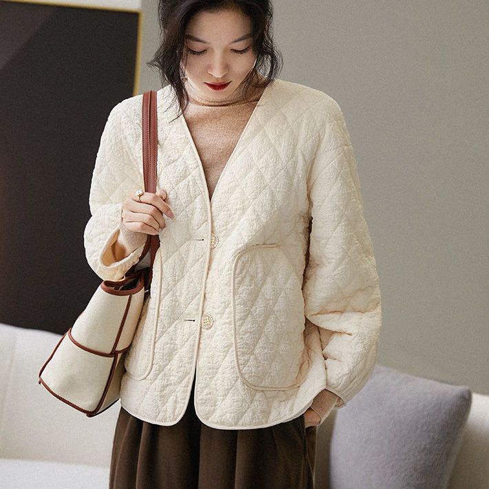 アウターVネックショット丈 中綿コート 着痩せ 流行り 軽くて薄いタイプ 人気ボアアウター3colorsキルティングアウター