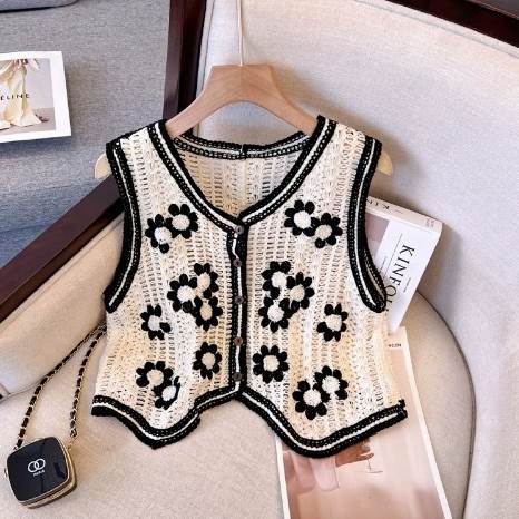 トップス ベスト ジレ 袖なし 襟なし Vネック 透かし編み 透け感 前開き ボタン かわいい 大人可愛い きれいめ シンプル 大人 上品 おしゃれ かっこいい 大人女子 レトロ こなれ感 キュート