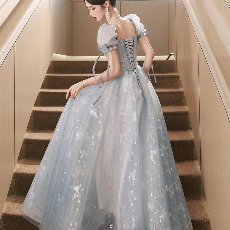 新作のブルーのイブニングドレスフランス風の軽くて豪華なパフスリーブの宴会ドレスお姫様風の声楽試験公演衣装